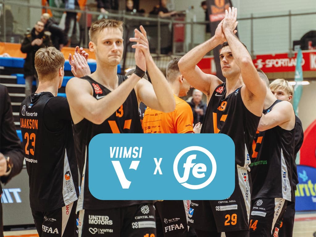 Meeste korvpallivormides meeskond seisab väljakul, valmis mänguks